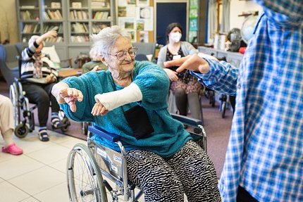 Terapeutický tanec roztančil dámy i pány v Sue Ryder