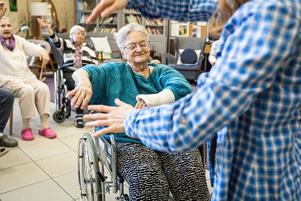 Terapeutický tanec roztančil dámy i pány v Sue Ryder