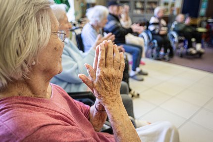 Terapeutický tanec roztančil dámy i pány v Sue Ryder