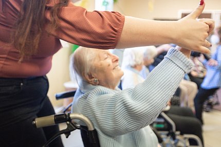 Terapeutický tanec roztančil dámy i pány v Sue Ryder