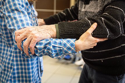 Terapeutický tanec roztančil dámy i pány v Sue Ryder