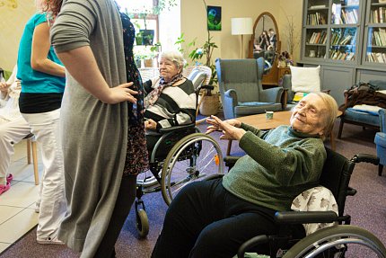 Terapeutický tanec roztančil dámy i pány v Sue Ryder