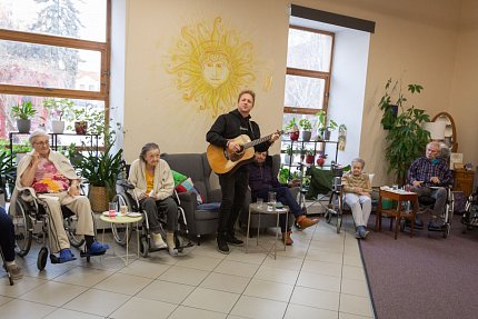 Tomáš Klus uspořádal pro klienty Sue Ryder malý koncert