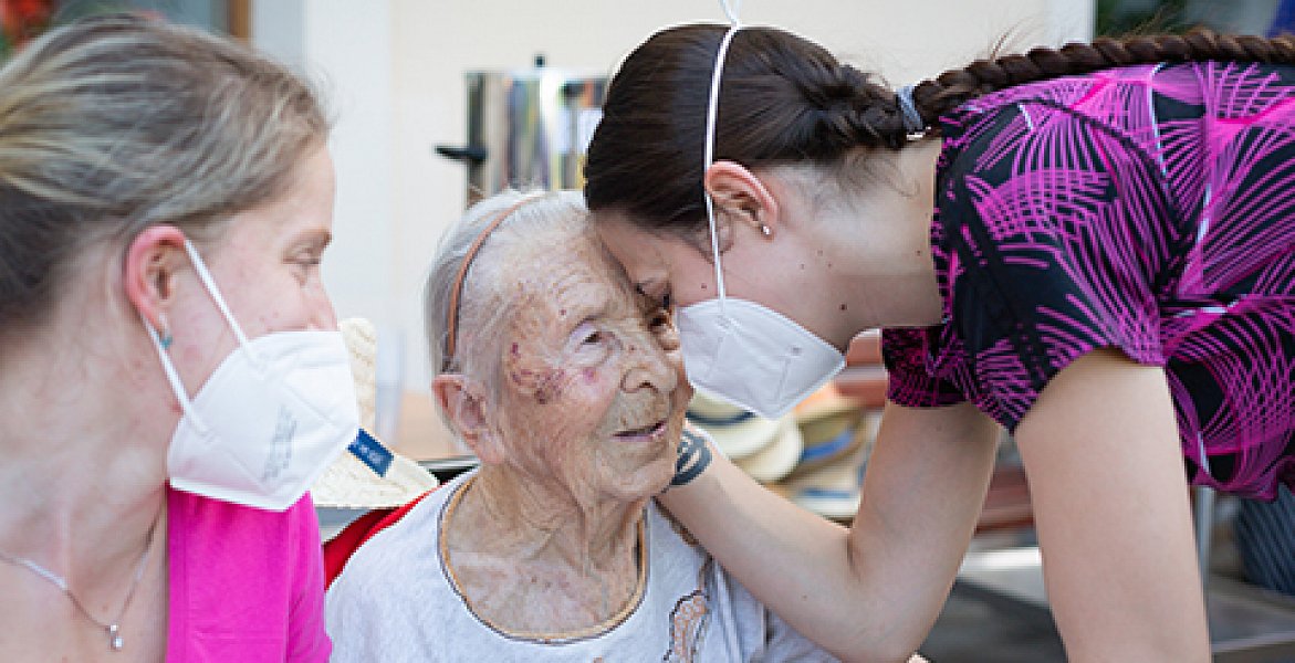 Letní grilování na zahradě Sue Ryder