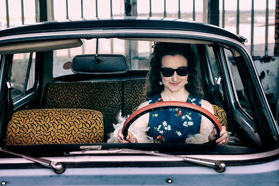 The British Ambassador auctioned her „Embéčko“ for 610 000 Kč for Sue Ryder!