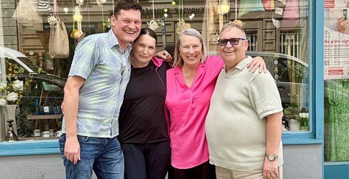 Cathy a Bart: Opustili Ameriku, zamilovali se do Prahy a teď pomáhají v Sue Ryder
