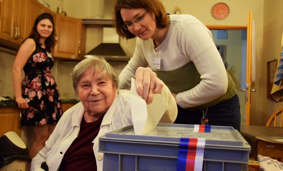 A polling station opened also in Sue Ryder, where our seniors voted for their president using a portable urn. A number of seniors came, including the hundred-year-old Ms. Terezie…