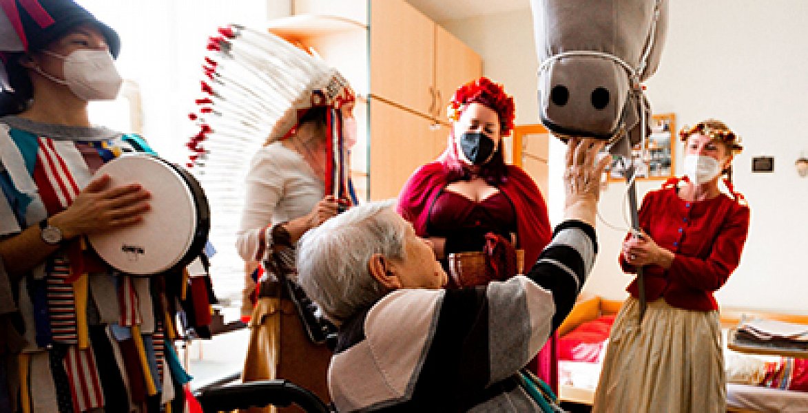 Colorful and joyful, in spite of everything. Such was the Carnival in Sue Ryder. It started positively to stay negative. We started the ceremony with the second round of vaccinations against Covid 19.
