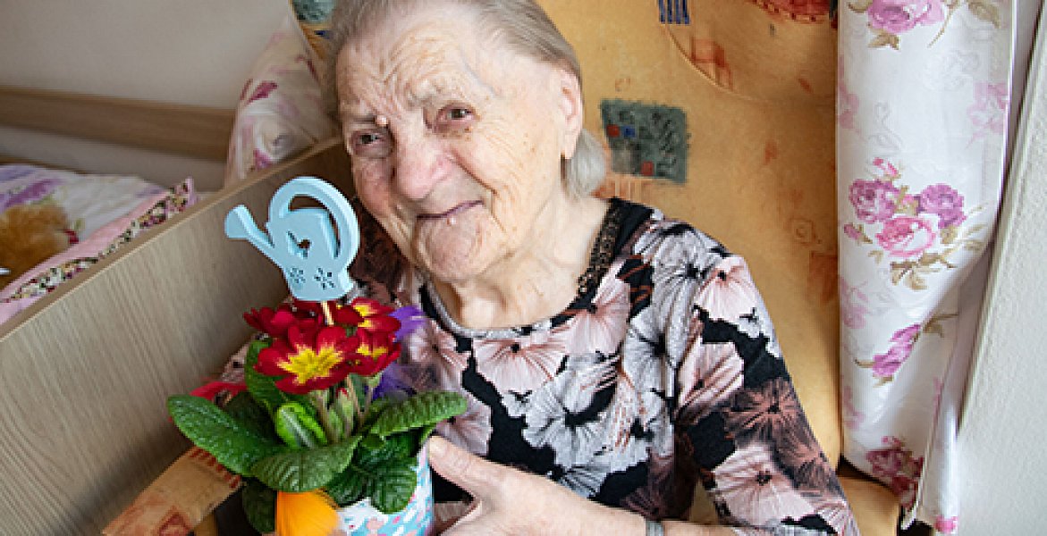 Fotogalerie z MDŽ: Ženy jsou jako květiny - každá je krásná jiným způsobem. I když je jí třeba 105 let.