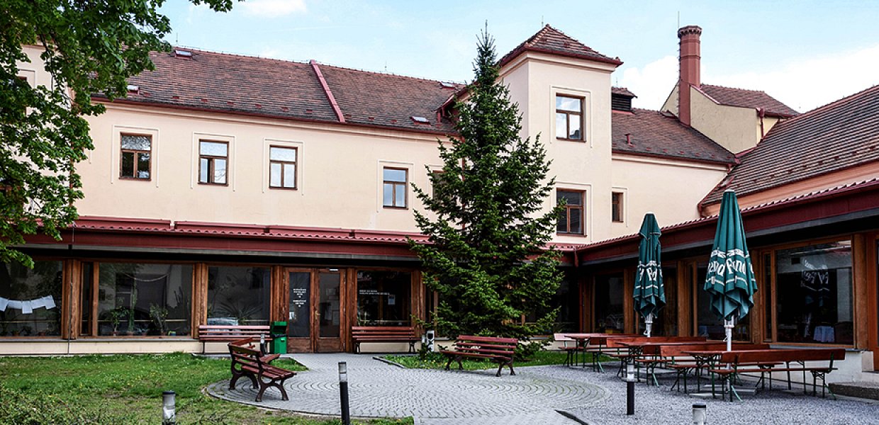 Omezení návštěv domova pro seniory a uzavření obchodu v Michli do 1. 4. Restaurace je otevřena.