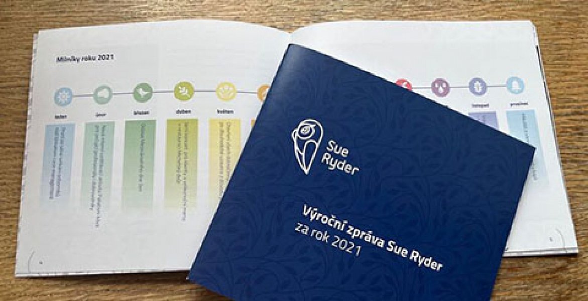 Výroční zpráva Sue Ryder za rok 2021 - 44 stran textů, fotografií a čísel